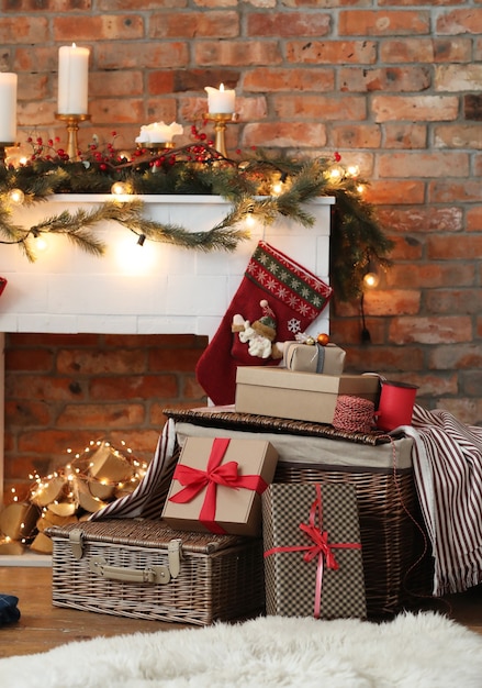 Pila de regalos de Navidad y decoración navideña