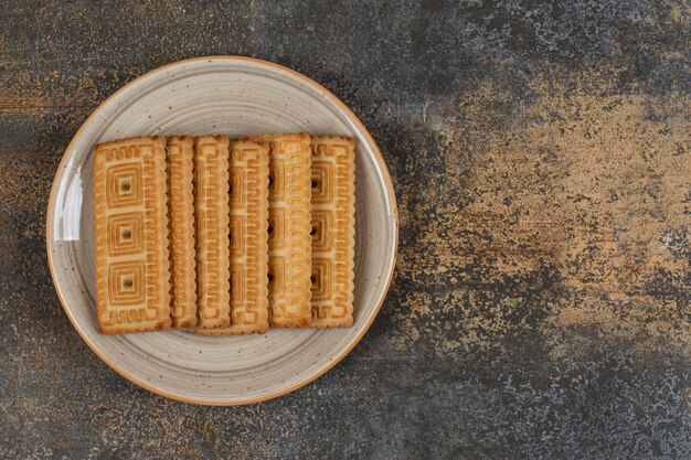 Pila de sabrosas galletas en plato de cerámica.