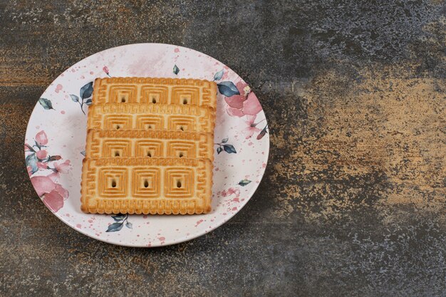 Foto gratuita pila de sabrosas galletas en plato colorido.