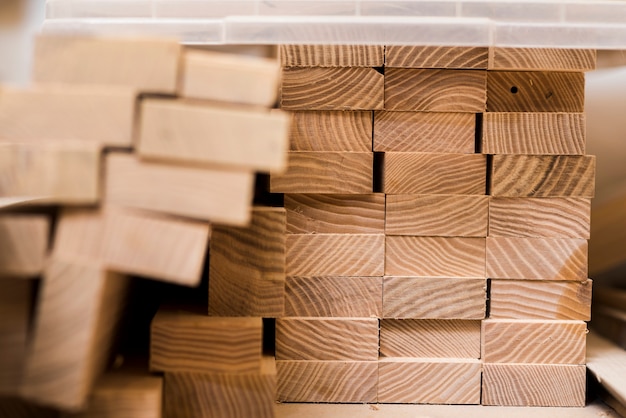 Pila de tablones de madera en el taller.