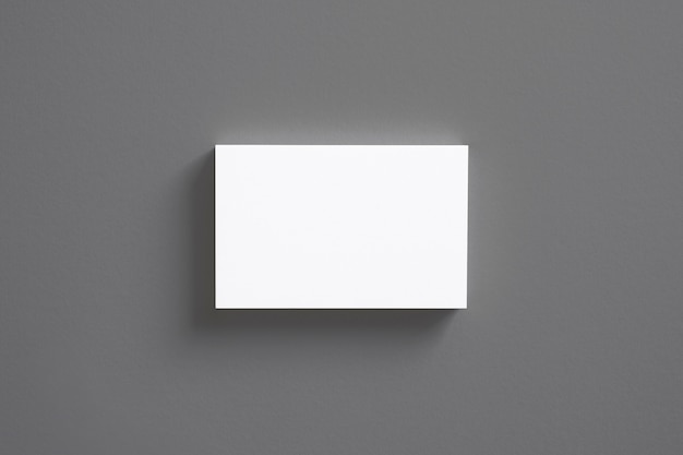 Pila de tarjetas en blanco aislado en la vista superior gris