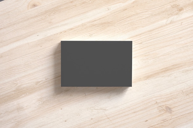 Pila de tarjetas de papel negro en escritorios de madera. Plantilla para exhibir su presentación.
