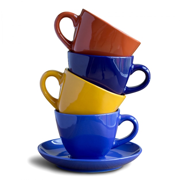 Pila de tazas de café de colores aislados en blanco