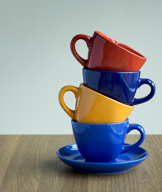 Pila de tazas de café de colores sobre la mesa