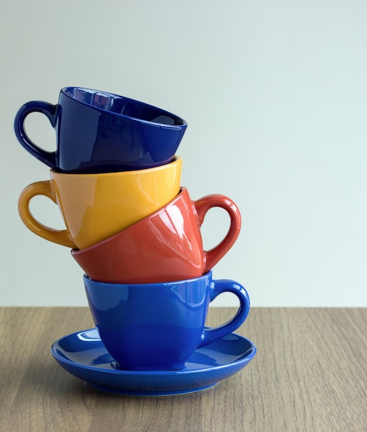 Pila de tazas de café de colores sobre la mesa