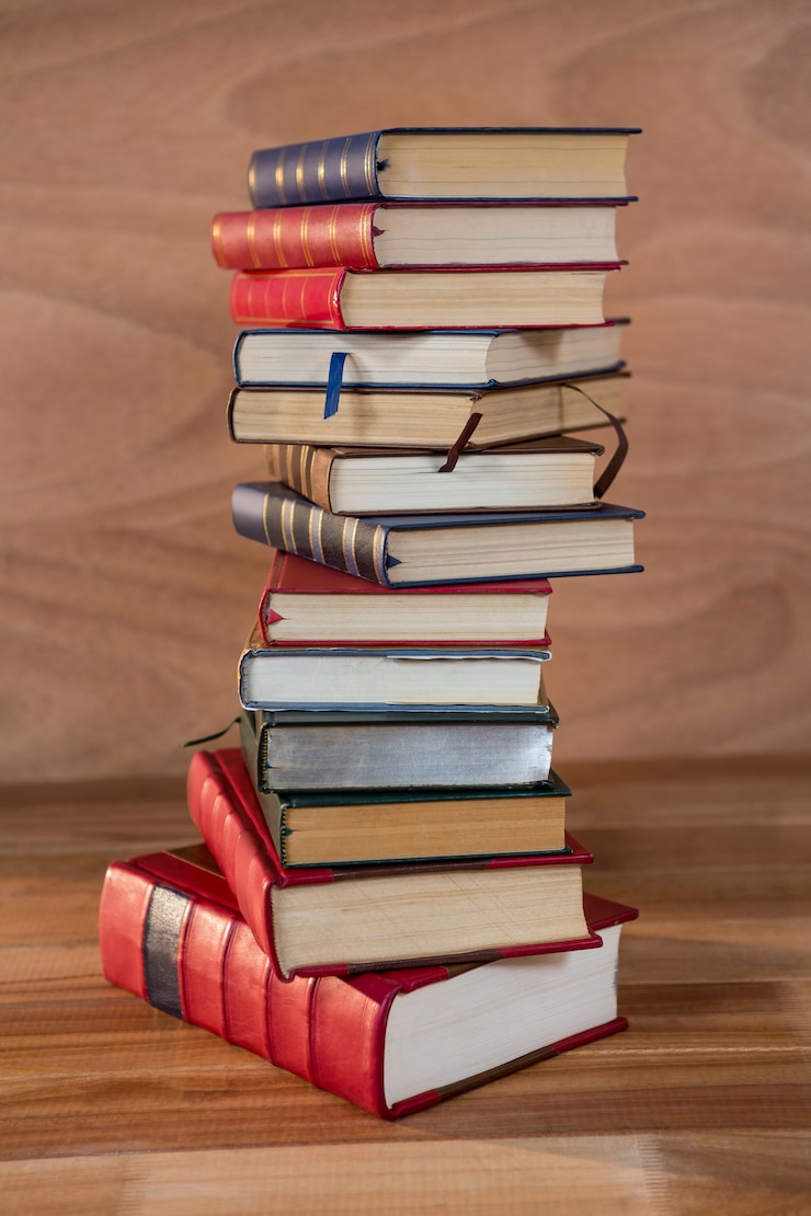 Foto gratuito una pila de varios libros en una mesa