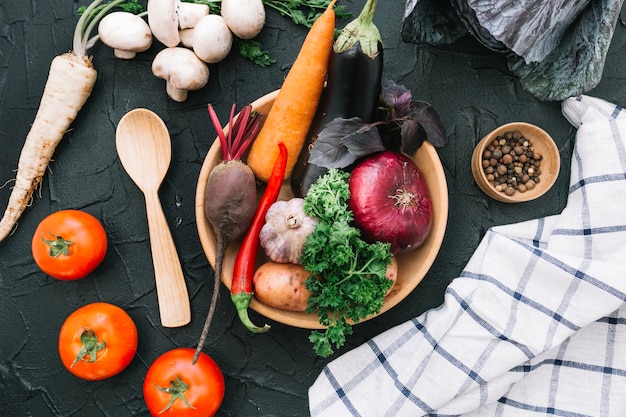 Pila de verduras frescas en un tazón