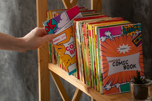 Pila de viejas tiras de libros que vienen en un estante de madera