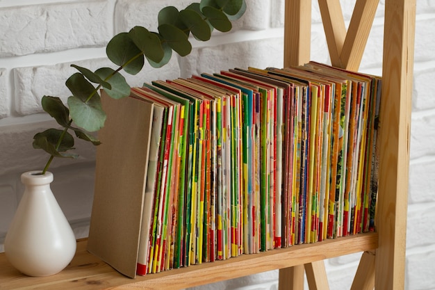 Foto gratuita pila de viejas tiras de libros que vienen en un estante de madera