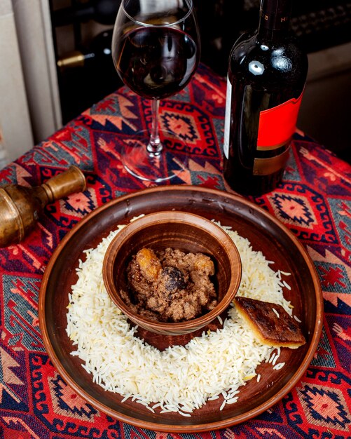 Pilaf de arroz con sincan y copa de vino tinto
