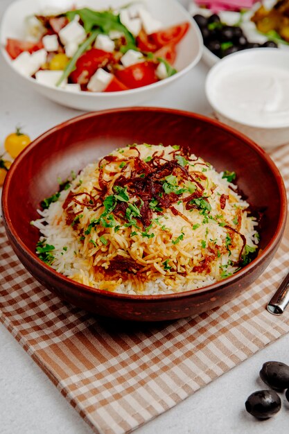 Pilaf con cebolla frita y frijoles