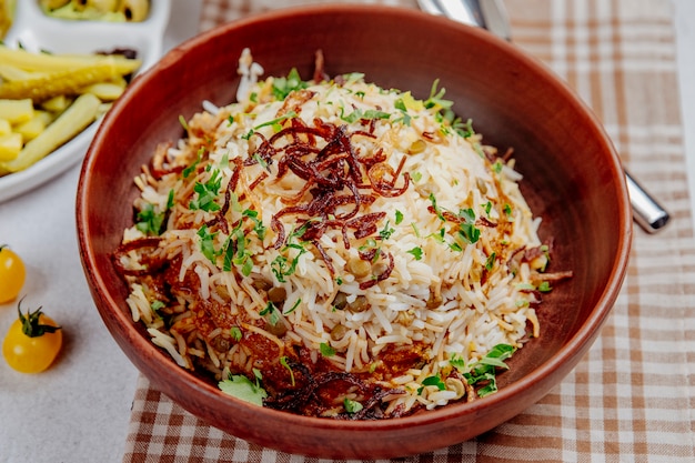 Pilaf con frijoles y cebolla frita