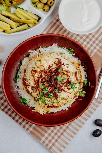 Foto gratuita pilaf con frijoles y cebolla frita