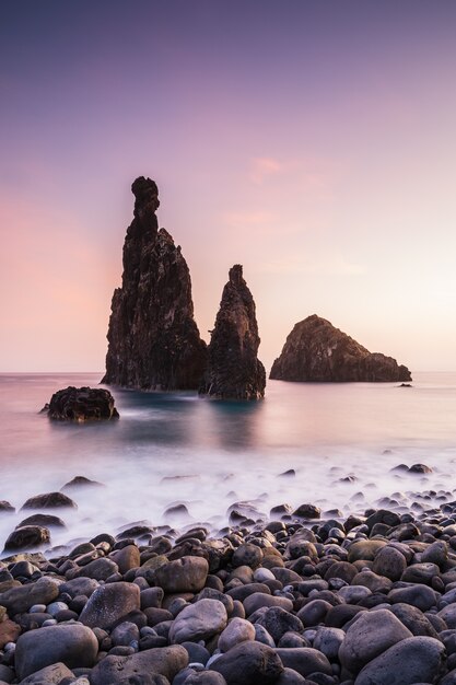 Pilas de mar durante la puesta de sol en la playa de Ribeira da Janela, Isla de Madeira, Portugal