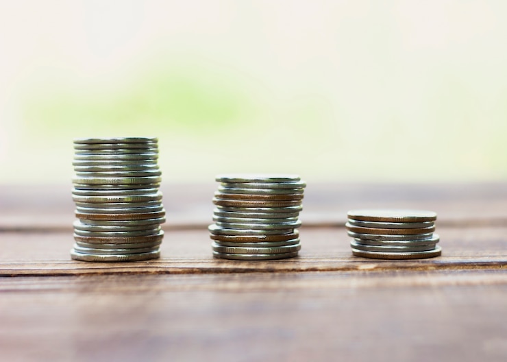 Foto gratuito pilas de monedas de ahorro en la mesa