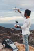 Foto gratuita piloto de drones profesional o fotógrafo de stock