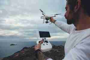 Foto gratuita piloto de drones profesional o fotógrafo de stock