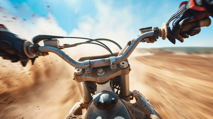 Foto gratuito piloto de motocicleta de tierra que participa en carreras y circuitos para la emoción de la aventura con motocicleta