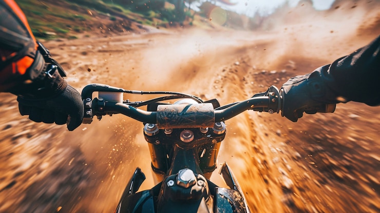Foto gratuito piloto de motocicleta de tierra que participa en carreras y circuitos para la emoción de la aventura con motocicleta