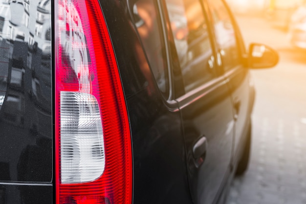 Foto gratuita piloto trasero en nuevo automóvil negro.