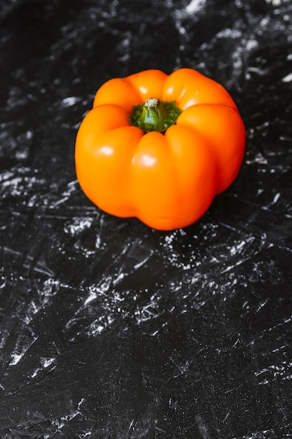 Foto gratuita pimienta fresca sobre tablero negro