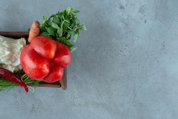 Pimienta, rábano blanco y verduras en caja de madera.