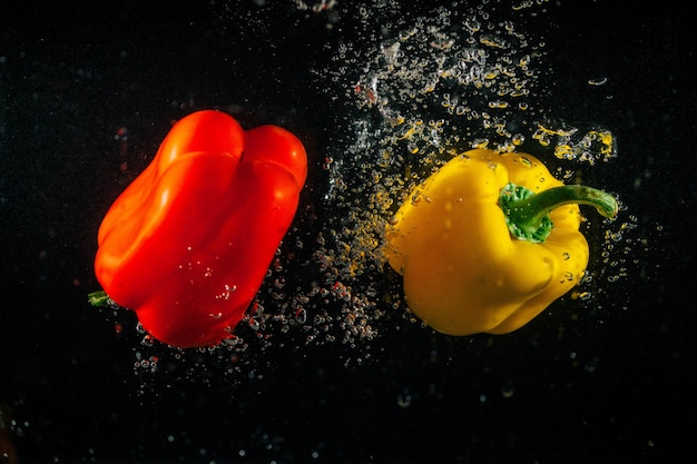 Foto gratuita pimienta roja y blanca que las burbujas que caen en agua