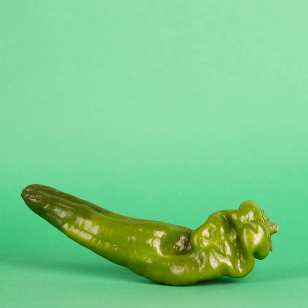 Foto gratuita pimiento fresco sobre fondo verde