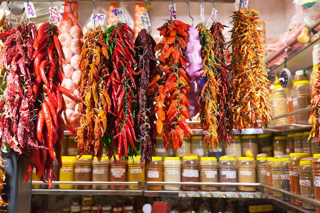 Pimiento picante y ajo en el mercado