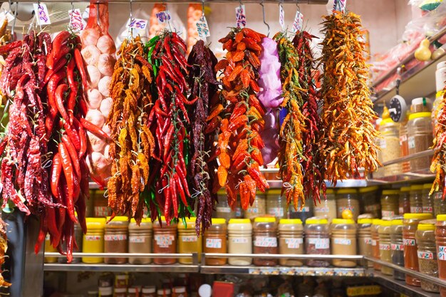 Pimiento picante y ajo en el mercado