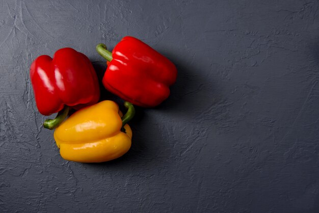 Pimiento pimiento colorido fresco en la pared gris