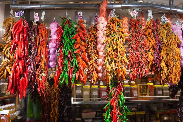 pimiento rojo y ajo colgando en el mercado