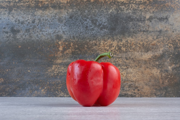 Pimiento rojo orgánico sobre fondo de mármol. Foto de alta calidad