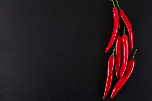 pimiento rojo picante con espacio de copia en la vista superior de superficie negra