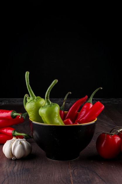 Foto gratuita pimiento rojo picante verde en el tazón de cerámica ajo y pimiento picante