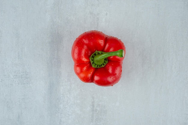 Pimiento rojo sobre piedra