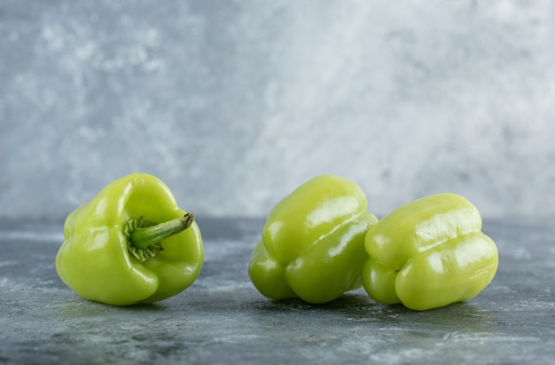 Pimiento verde fresco orgánico sobre fondo gris. Foto de alta calidad