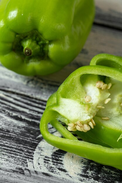 Pimiento verde y en rodajas sobre escritorio de madera