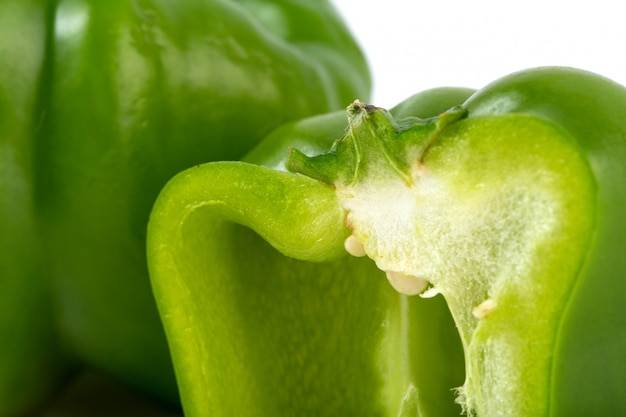 Pimiento verde vegetal sobre fondo blanco.