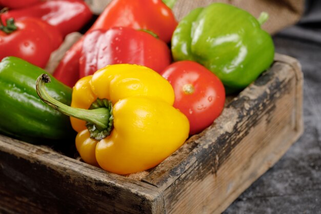 Pimientos amarillos, verdes y rojos.