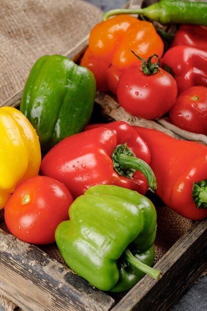 Pimientos de colores con gotas de agua sobre ellos.