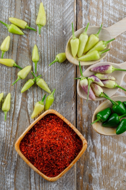 Pimientos con escamas de pimiento rojo cucharas en madera,