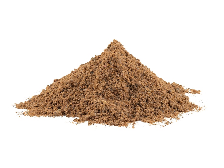 Foto gratuito pimientos molidos y mixtos aislados en fondo blanco con espacio de copia para texto o imágenes. especias y hierbas. concepto de embalaje. de cerca.