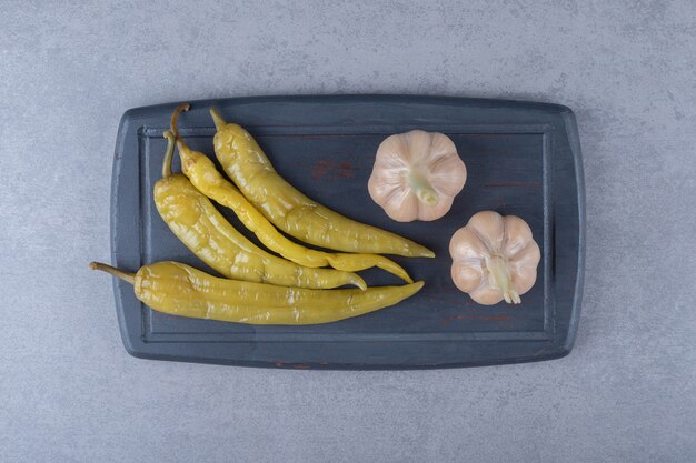 Pimientos picantes en escabeche con ajo, en el tablero