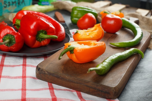 Pimientos rojos y amarillos con chiles verdes.