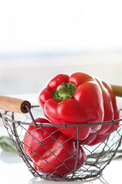 Pimientos rojos en una cesta de metal