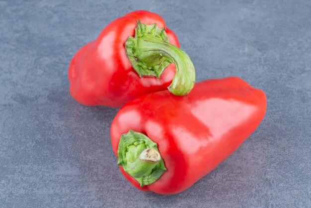 Pimientos rojos frescos sobre mármol.