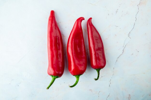 pimientos rojos en mesa blanca