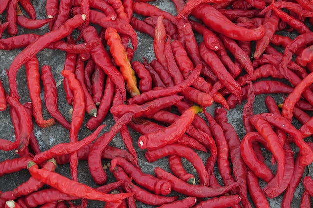 Pimientos rojos sobre una mesa