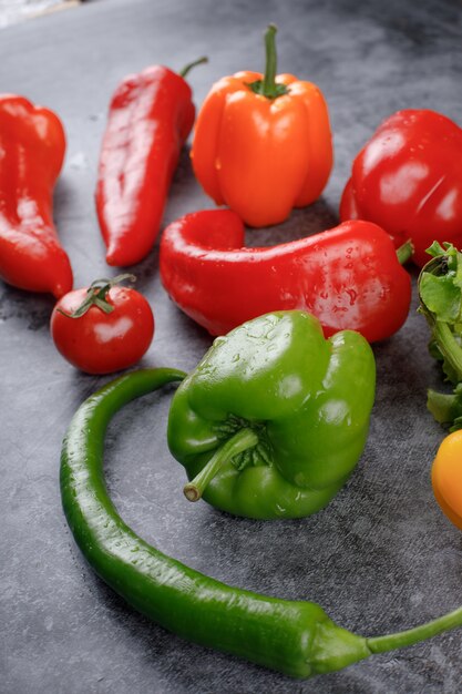 Pimientos rojos y verdes con gotas de agua.